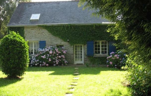 Adorable Penty En Pierres En Bord De * Treogat
